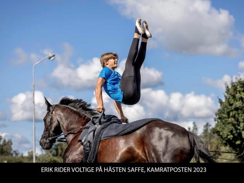 ERIK LAMBERT RIDER VOLTIGE PÅ HÄSTEN SAFFE, KAMRATPOSTEN 2023